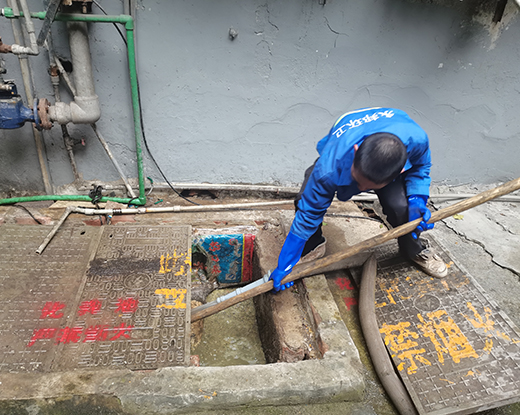 火炬开发区街道清掏化粪池